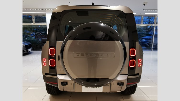 2025 認定中古車 Land Rover Defender 110 シリコンシルバー D350 ディーゼルマイルドハイブリッド X-Dynamic HSE