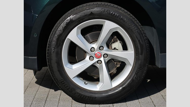 2016 認定中古車 Jaguar F-Pace British Racing Green D200 プレステージ