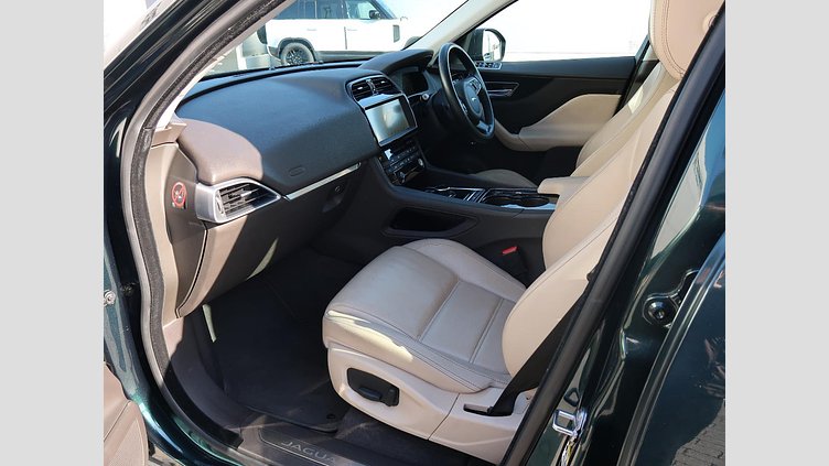 2016 認定中古車 Jaguar F-Pace British Racing Green D200 プレステージ