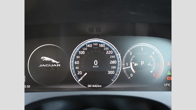 2016 認定中古車 Jaguar F-Pace British Racing Green D200 プレステージ