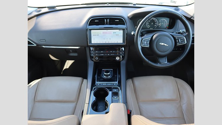 2016 認定中古車 Jaguar F-Pace British Racing Green D200 プレステージ