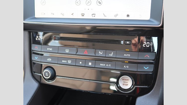 2016 認定中古車 Jaguar F-Pace British Racing Green D200 プレステージ