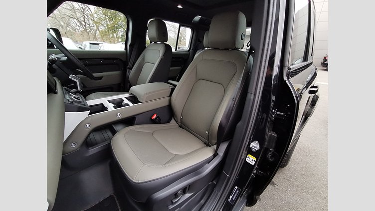 2024 認定中古車 Land Rover Defender 110 サントリーニブラック P300 ガソリン X-Dynamic SE