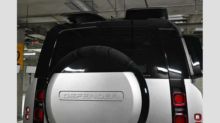 2024 認定中古車 Land Rover Defender 110 シリコンシルバー D350 ディーゼルマイルドハイブリッド X-Dynamic SE