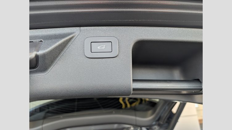 2024 認定中古車 Land Rover Discovery Sport カルパチアングレイ プラグインハイブリッド（ガソリン） 標準ホイール Dynamic HSE