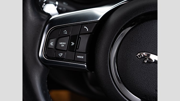 2018 認定中古車 Jaguar F-Type Narvik Black 2.0 litre i4P Petrol R-Dynamic　クーペ　P300