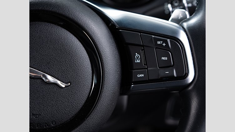 2018 認定中古車 Jaguar F-Type Narvik Black 2.0 litre i4P Petrol R-Dynamic　クーペ　P300