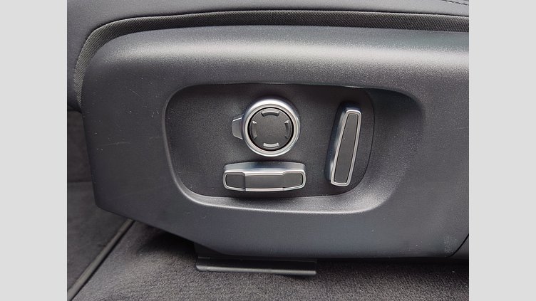 2024 認定中古車 Land Rover Range Rover Evoque ソウルパールシルバー P300eプラグインハイブリッド（ガソリン） スタンダードホイールベース AUTOBIOGRAPHY