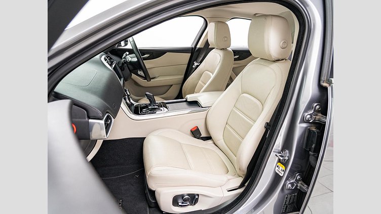 2019 認定中古車 Jaguar XE アイガーグレー D180 RWD AUTOMATIC S　D180