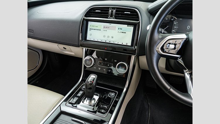 2019 認定中古車 Jaguar XE アイガーグレー D180 RWD AUTOMATIC S　D180