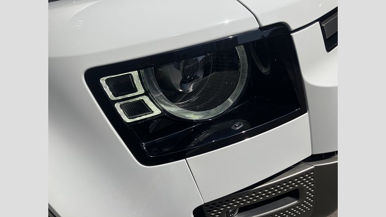 2024 認定中古車 Land Rover Defender 110 フジホワイト P300 ガソリン X-Dynamic SE