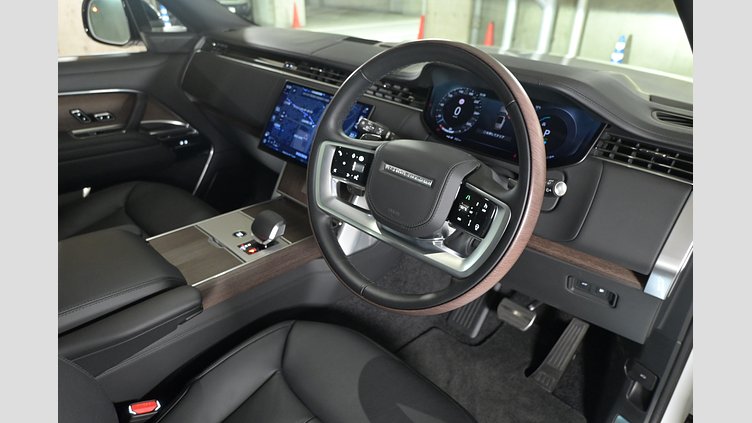 2025 認定中古車 Land Rover Range Rover オストゥーニパールホワイト（お取り扱いの有無については正規ディーラーにお問い合わせください） P550 AWD PHEV（AT） スタンダードホイールベース Autobiography