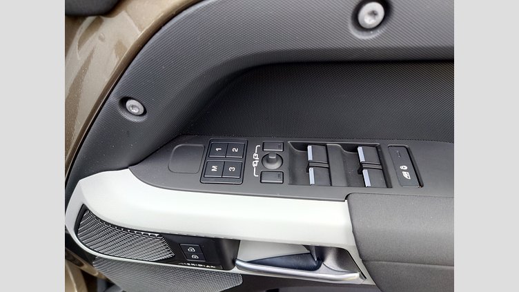 2022 認定中古車 Land Rover Defender 110 ゴンドワナストーン P300 AWD（AT） SE