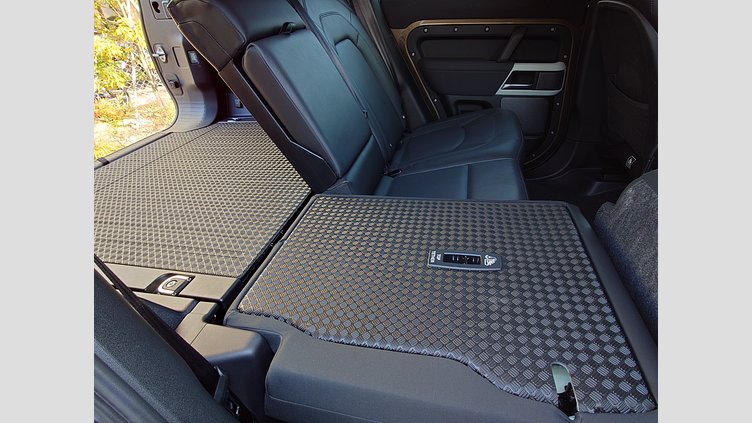 2022 認定中古車 Land Rover Defender 110 ゴンドワナストーン P300 AWD（AT） SE