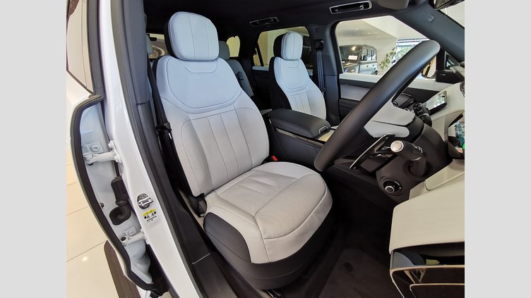 2025 認定中古車 Land Rover Range Rover Sport オストゥーニパールホワイト P550eプラグインハイブリッド（ガソリン） スタンダードホイールベース Dynamic SE
