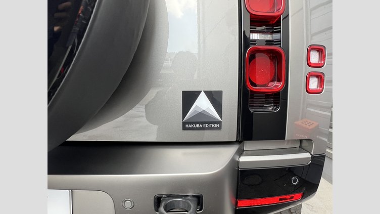 2024 認定中古車 Land Rover Defender 110 シリコンシルバー D350 ディーゼルマイルドハイブリッド X-DYNAMIC SE D350 HAKUBA EDITION AWD（AT）