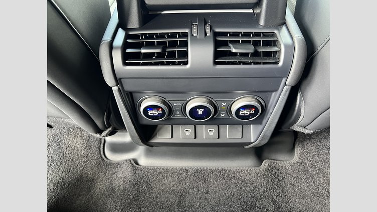 2024 認定中古車 Land Rover Defender 110 シリコンシルバー D350 ディーゼルマイルドハイブリッド X-DYNAMIC SE D350 HAKUBA EDITION AWD（AT）