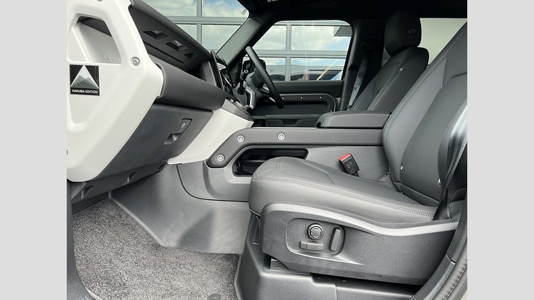 2024 認定中古車 Land Rover Defender 110 シリコンシルバー D350 ディーゼルマイルドハイブリッド X-DYNAMIC SE D350 HAKUBA EDITION AWD（AT）