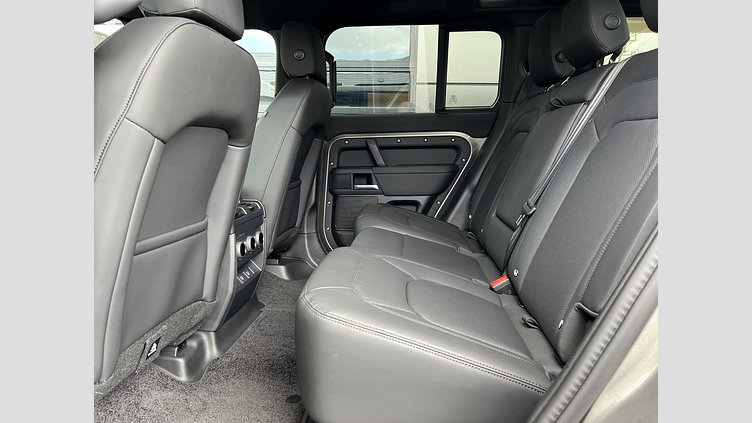 2024 認定中古車 Land Rover Defender 110 シリコンシルバー D350 ディーゼルマイルドハイブリッド X-DYNAMIC SE D350 HAKUBA EDITION AWD（AT）