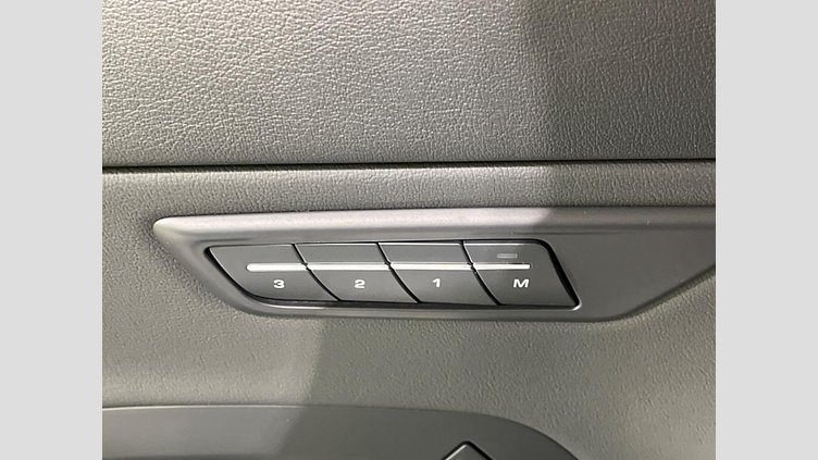 2018 認定中古車 Jaguar E-Pace サントリーニ ブラック D180 オートマチック全輪駆動 SE