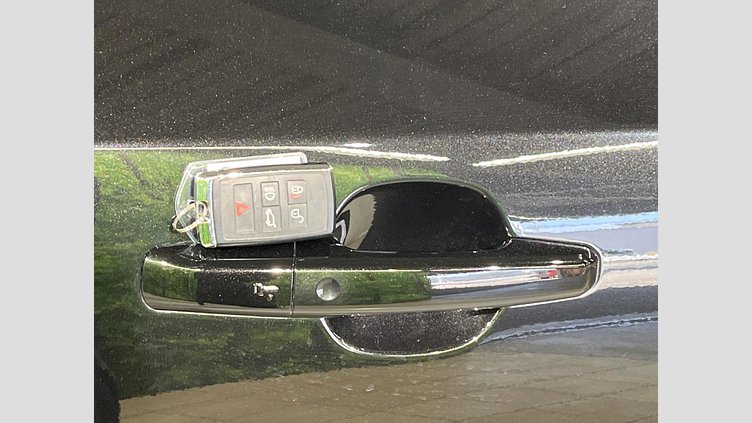 2018 認定中古車 Jaguar E-Pace サントリーニ ブラック D180 オートマチック全輪駆動 SE