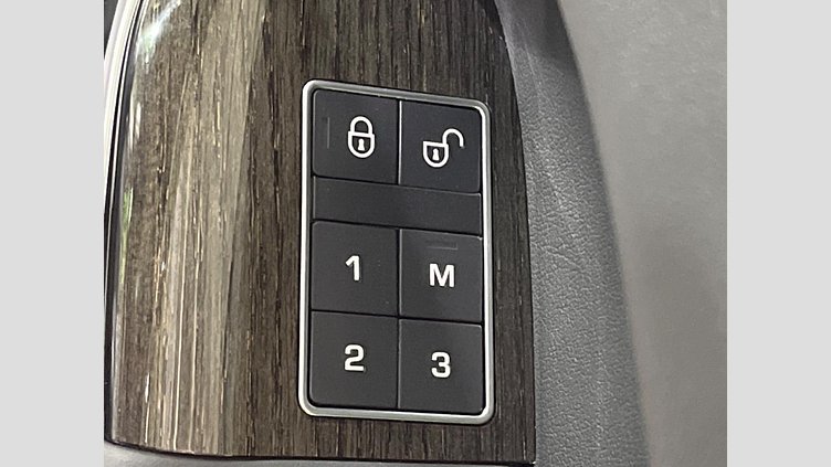 2019 認定中古車 Land Rover Range Rover Sport サントリーニブラック 3.0リッターTDV6ディーゼル（258 PS） HSE