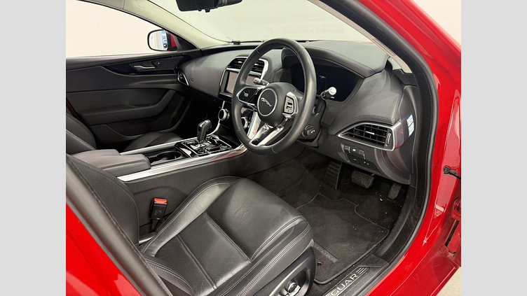 2019 認定中古車 Jaguar XE カルデラレッド D180 RWD AUTOMATIC S D180
