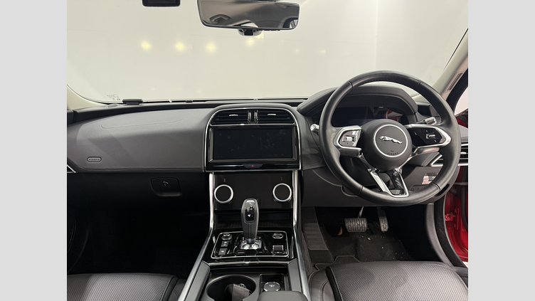 2019 認定中古車 Jaguar XE カルデラレッド D180 RWD AUTOMATIC S D180