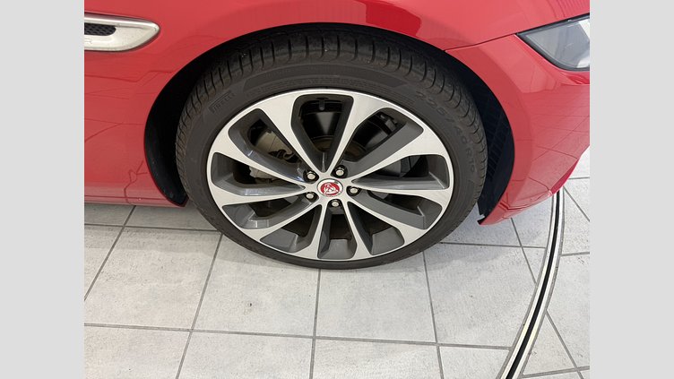 2019 認定中古車 Jaguar XE カルデラレッド D180 RWD AUTOMATIC S D180