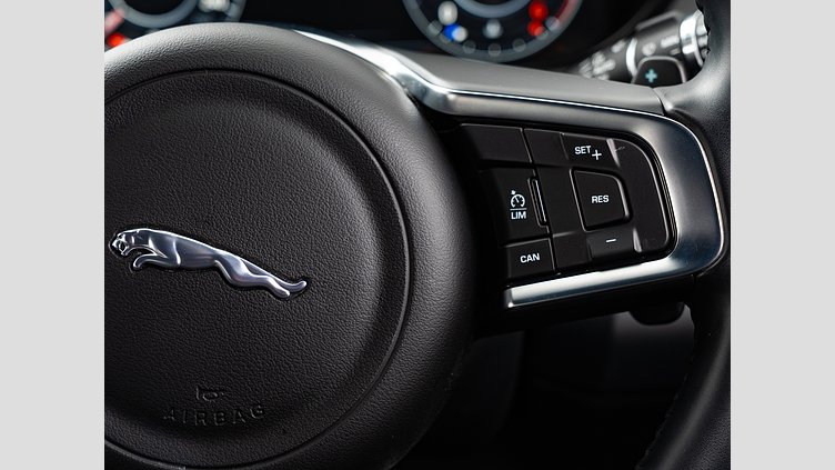 2019 認定中古車 Jaguar E-Pace ユーロンホワイト D180 オートマチック全輪駆動 チェッカーフラッグエディション