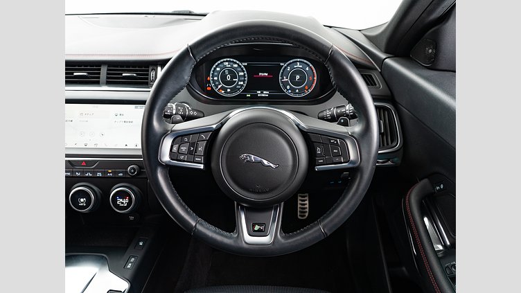 2019 認定中古車 Jaguar E-Pace ユーロンホワイト D180 オートマチック全輪駆動 チェッカーフラッグエディション