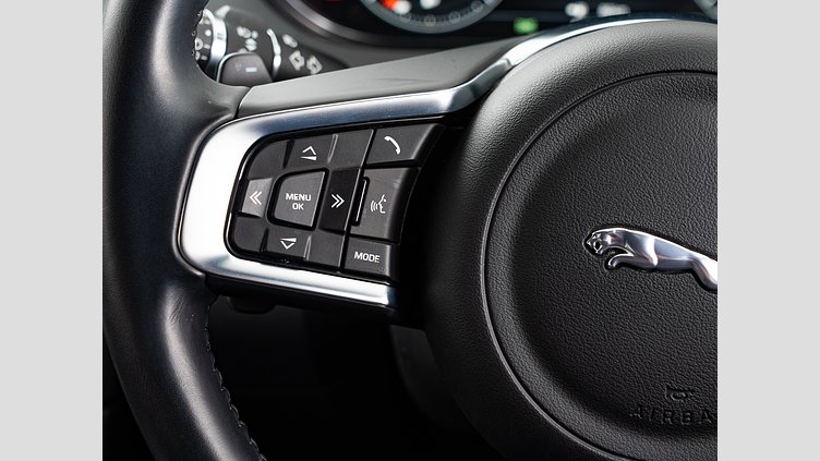 2019 認定中古車 Jaguar E-Pace ユーロンホワイト D180 オートマチック全輪駆動 チェッカーフラッグエディション