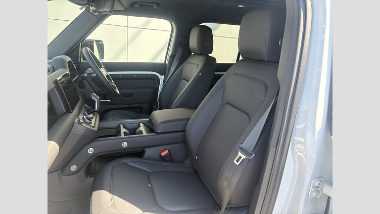 2025 認定中古車 Land Rover Defender 130 フジホワイト D350 ディーゼルマイルドハイブリッド Outbound