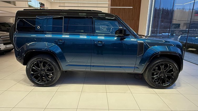 2026 Novo vozilo Land Rover Defender 110 Sargasso Blue P635 Petrol V8 Mild Hybrid OCTA