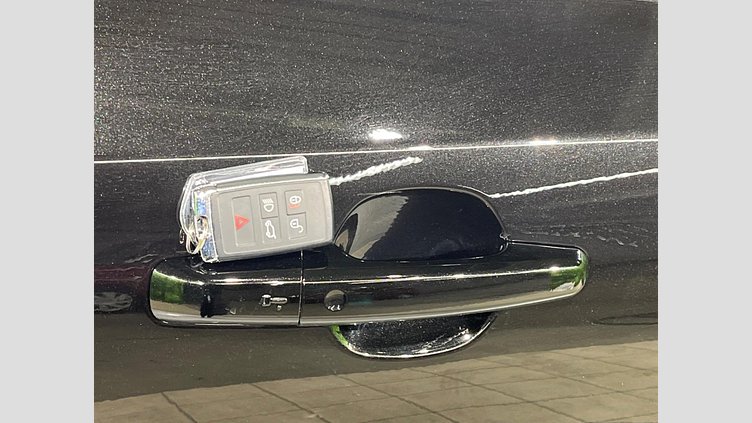 2018 認定中古車 Jaguar E-Pace サントリーニ ブラック D180 オートマチック全輪駆動 Standard