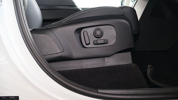 2023 Approved Land Rover Discovery Fuji White D250 R-Dynamic S