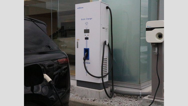 2024 認定中古車 Land Rover Range Rover Sport サントリーニブラック P550eプラグインハイブリッド（ガソリン） スタンダードホイールベース Dynamic SE