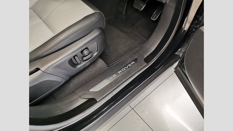 2024 認定中古車 Land Rover Range Rover Velar サントリーニブラック D200マイルドハイブリッド（ディーゼル） スタンダードホイールベース Dynamic SE