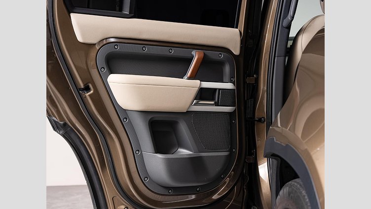 2021 認定中古車 Land Rover Defender 110 ゴンドワナストーン P300 AWD（AT） SE