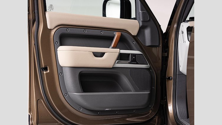 2021 認定中古車 Land Rover Defender 110 ゴンドワナストーン P300 AWD（AT） SE