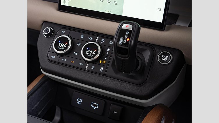 2021 認定中古車 Land Rover Defender 110 ゴンドワナストーン P300 AWD（AT） SE