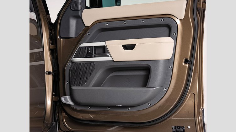 2021 認定中古車 Land Rover Defender 110 ゴンドワナストーン P300 AWD（AT） SE