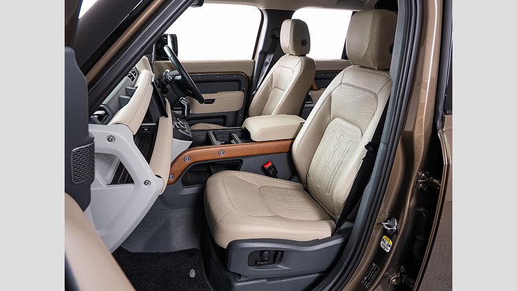 2021 認定中古車 Land Rover Defender 110 ゴンドワナストーン P300 AWD（AT） SE