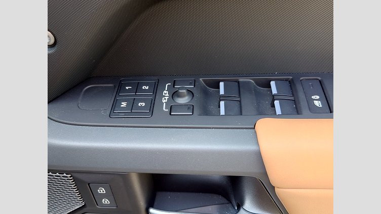 2023 認定中古車 Land Rover Defender 110 フジホワイト D300 AWD（AT） X-DYNAMIC HSE