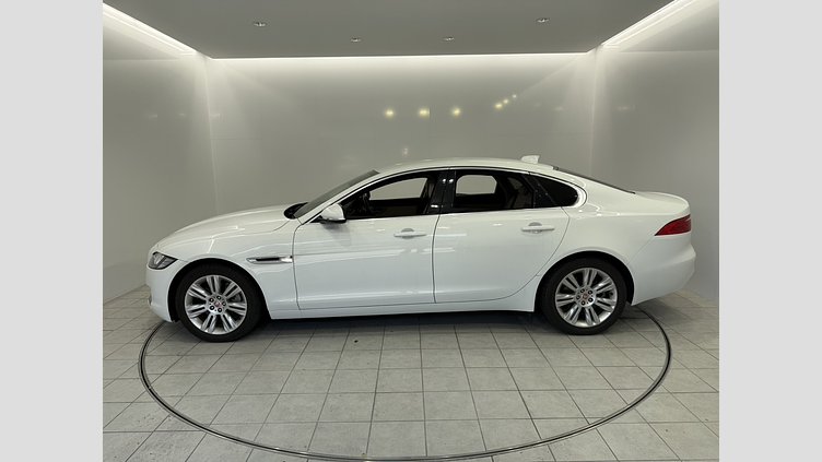 2016 認定中古車 Jaguar XF Fuji White 2.0diesel プレステージ