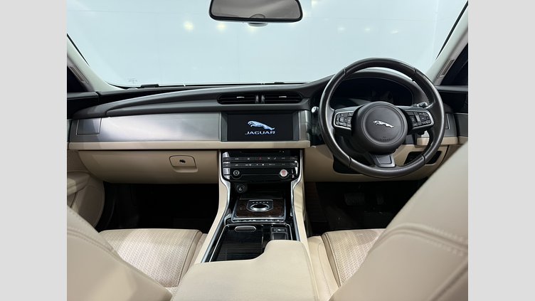 2016 認定中古車 Jaguar XF Fuji White 2.0diesel プレステージ