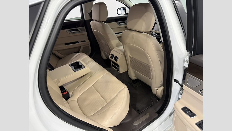 2016 認定中古車 Jaguar XF Fuji White 2.0diesel プレステージ