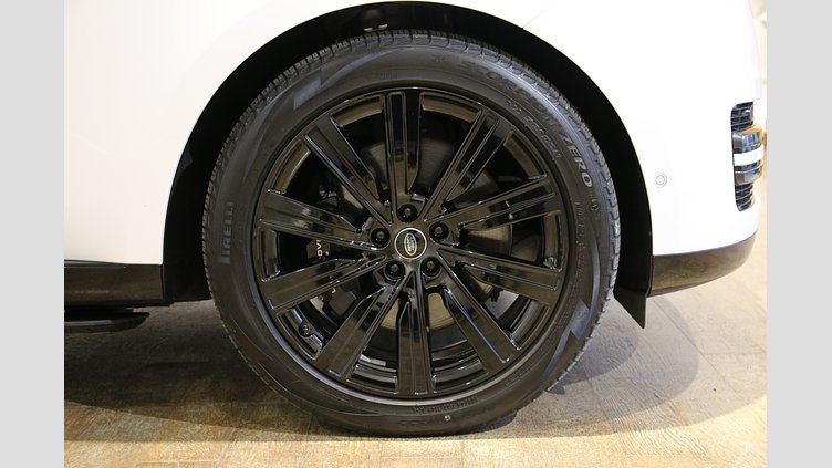 2024 認定中古車 Land Rover Range Rover オストゥーニパールホワイト（お取り扱いの有無については正規ディーラーにお問い合わせください） P550 AWD PHEV（AT） スタンダードホイールベース Autobiography