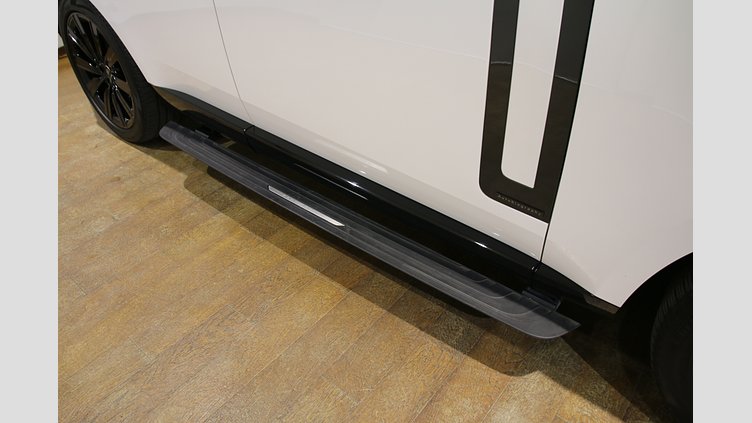2024 認定中古車 Land Rover Range Rover オストゥーニパールホワイト（お取り扱いの有無については正規ディーラーにお問い合わせください） P550 AWD PHEV（AT） スタンダードホイールベース Autobiography