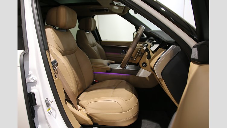 2024 認定中古車 Land Rover Range Rover オストゥーニパールホワイト（お取り扱いの有無については正規ディーラーにお問い合わせください） P550 AWD PHEV（AT） スタンダードホイールベース Autobiography